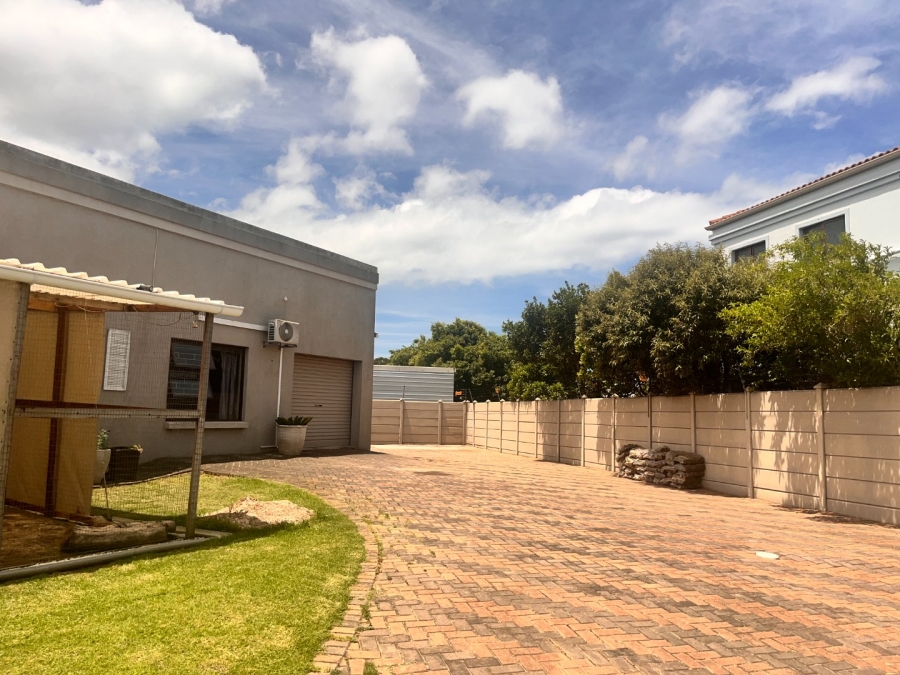 4 Bedroom Property for Sale in Wavecrest Eastern Cape